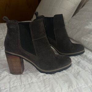 Elegant gray Suede Ankle Boots